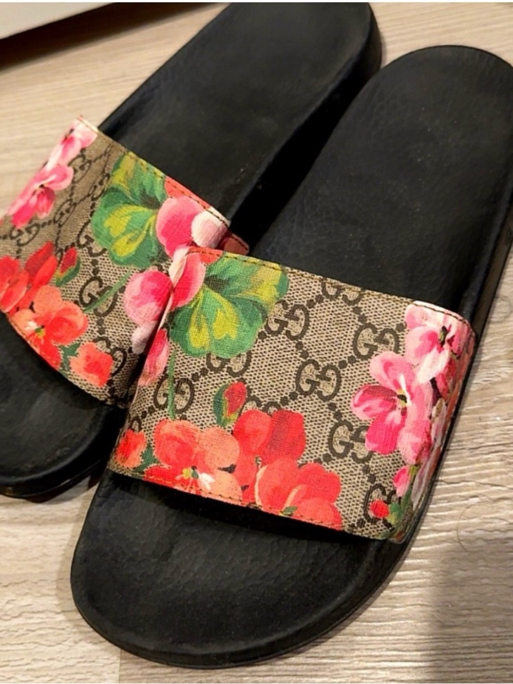 Gucci Floral Monogram Slide Sandals in Black and Pink - Picture 2 of 3